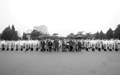 9月24日,济南战役胜利75周年纪念日,济南市为第二批运用DNA技术寻亲成功的54名济南战役无名烈士举行树名立碑仪式 本专题摄影陈炳忠